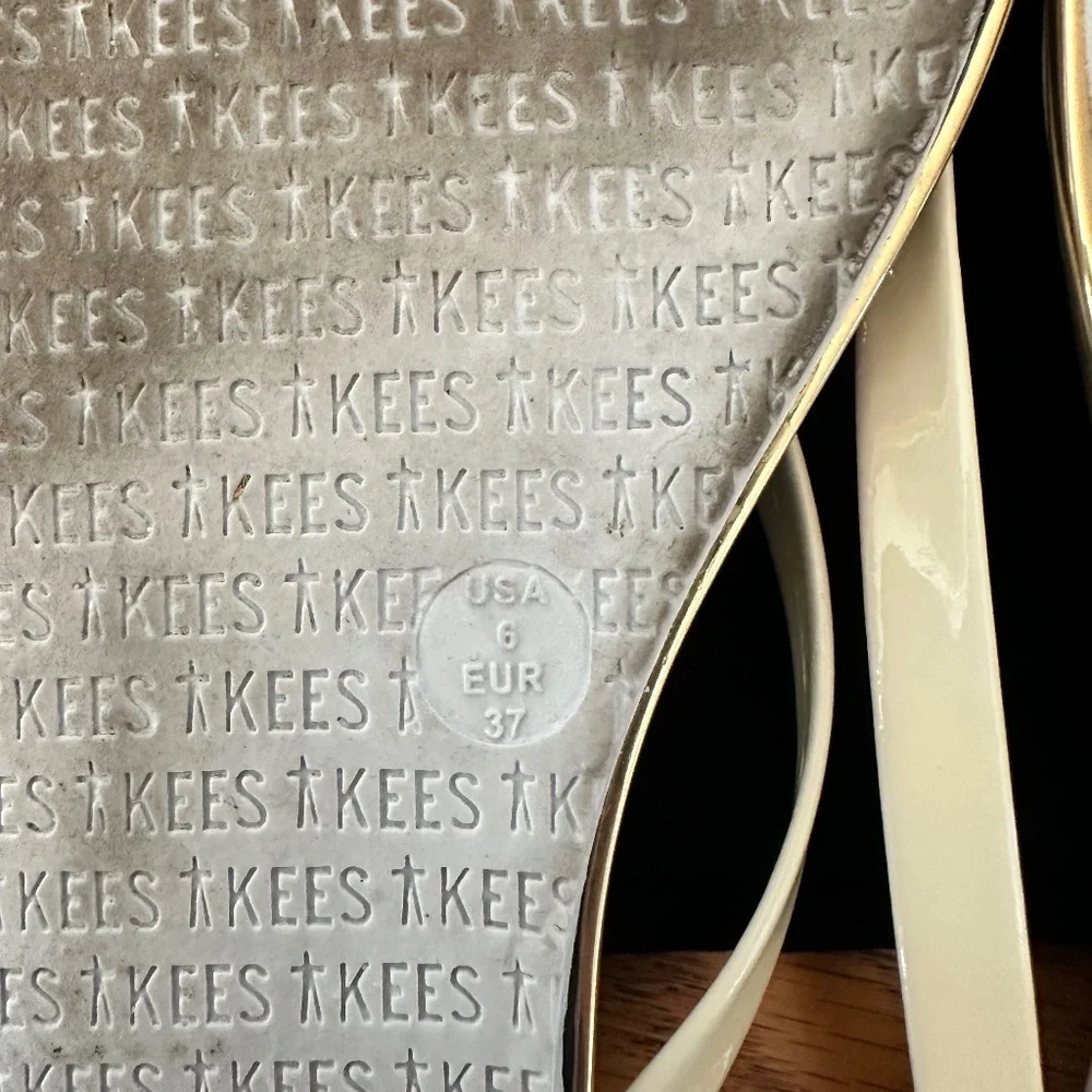 TKEES Lily Glosses Flip Flop Sandals in Size 6
